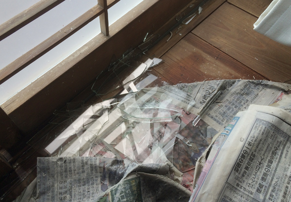 台風で窓ガラスが割れる